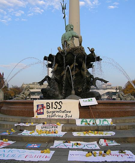 A100 stoppen Transparente am Neptunbrunnen