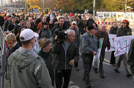 A100 stoppen-Transparente am Neptunbrunnen