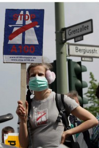 Protest beim ersten Spatenstich zum Baubeginn der A100 in Berlin-Neukölln