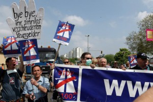 Protestaktion “Wir pfeifen auf die A100″ zum ersten Spatenstich für den Baubeginn der A100