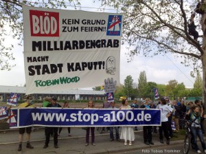 Transparent zur  Protestaktion “Wir pfeifen auf die A100″ zum ersten Spatenstich für den Baubeginn der A100 von Berlin-Neukölln nach Treptow