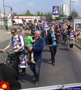  Protestaktion “Wir pfeifen auf die A100″ zum ersten Spatenstich für den Baubeginn der A100 von Berlin-Neukölln nach Treptow