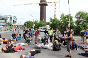 Das Signal zum Flashmob-Ende, gleich rollt hier wieder der Autoverkehr