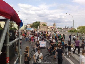 Demo Fünf Jahre Bürgerentscheid “Spreeufer für alle!” am 13.7.2013: Zwischenkundgebung auf der Elsenbrücke mit Redebeitrag vom Aktionsbündnis A100 stoppen!