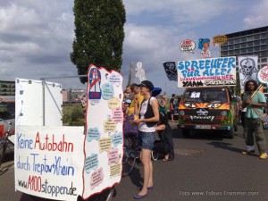 Demo Fünf Jahre Bürgerentscheid “Spreeufer für alle!” am 13.7.2013: Wagen des Aktionsbündnis A100 stoppen! und des Yaam