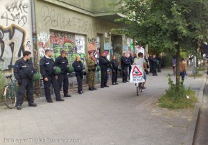 Demo Fünf Jahre Bürgerentscheid “Spreeufer für alle!” am 13.7.2013: Polizei schützt Häuser vor den friedlichen Protestierern