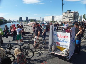 Spreedemo Berlin bleibt unsere Stadt! Gegen Mieterhöhung, Verdrängung und A100! Kundgebung auf der Oberbaumbrücke