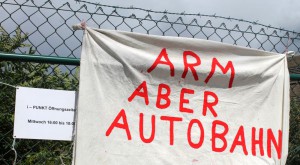 Transparent "Arm aber Autobahn" vor dem A100-Infopunkt in Berlin-Neukölln