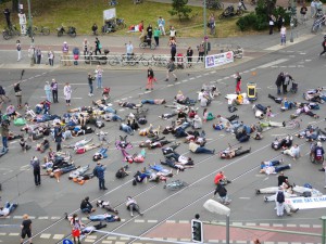 Der Flashmob A100 stoppen! am 9.7.16 auf der Kreuzung Frankfurter Allee von oben