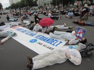 Ende Gelände bim Flashmob A100 stoppen! Wir legen uns quer!