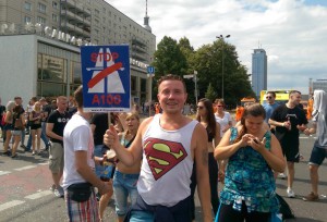 Protest gegen die Verlängerung der Stadtautobahn A100 beim Zug der Liebe am 30.7.2016