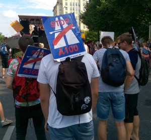 Protest gegen die Verlängerung der A100 beim Zug der Liebe am 30.7.2016