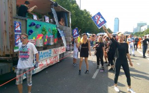 Protest gegen die Verlängerung der Stadtautobahn A100 beim Zug der Liebe am 30.7.2016