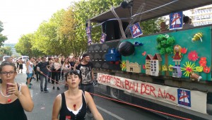 Protest gegen den Ausbau der Stadtautobahn A100 beim Zug der Liebe am 30.7.2016