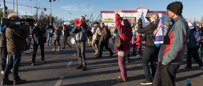 Protestaktion Lebensraum statt Autobahn! A100-Baustopp jetzt! Blockade A100 Auffahrt Grenzallee am 13.11.2016