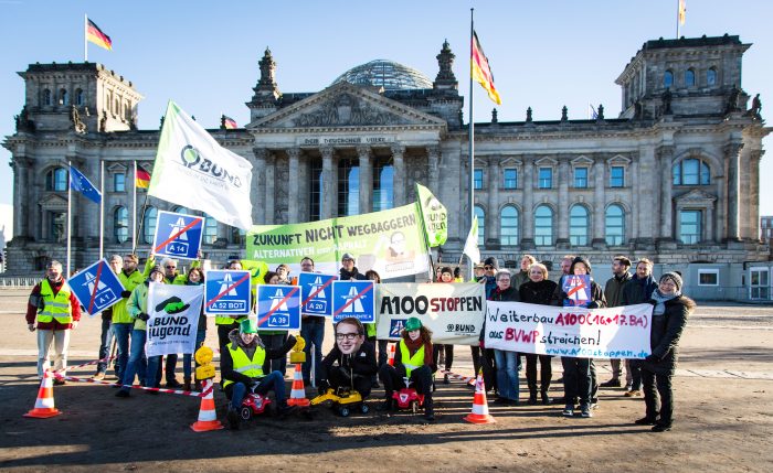 Protestaktion von BUND, BUNDjugend vor Bundestag – A100 stoppen war dabei