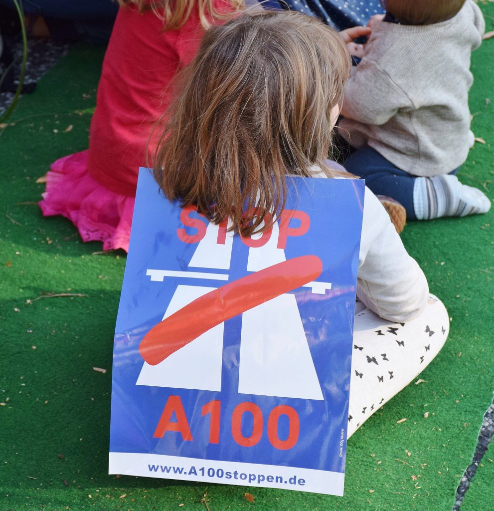 A100 stoppen! Protestaktion Blockade der Kreuzung am S-Bahnhof Treptower Park am 14.10.2018