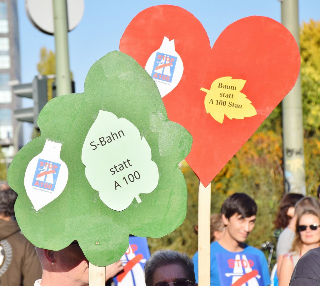 A100 stoppen! Protestaktion Blockade der Kreuzung am S-Bahnhof Treptower Park am 14.10.2018