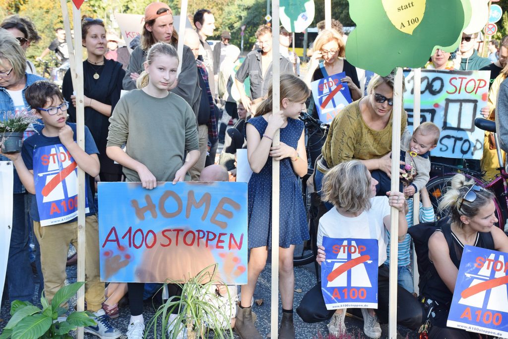 A100 stoppen! Protestaktion Blockade der Kreuzung am S-Bahnhof Treptower Park am 14.10.2018