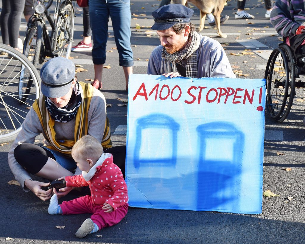 A100 stoppen! Protestaktion Blockade der Kreuzung am S-Bahnhof Treptower Park am 14.10.2018