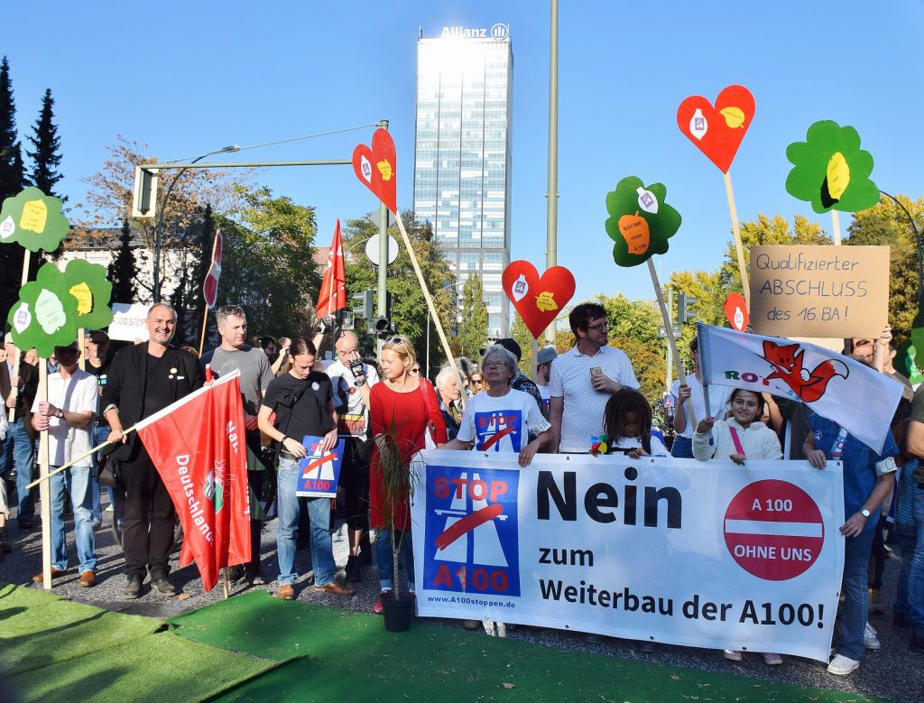 A100 stoppen! Protestaktion Blockade der Kreuzung am S-Bahnhof Treptower Park am 14.10.2018