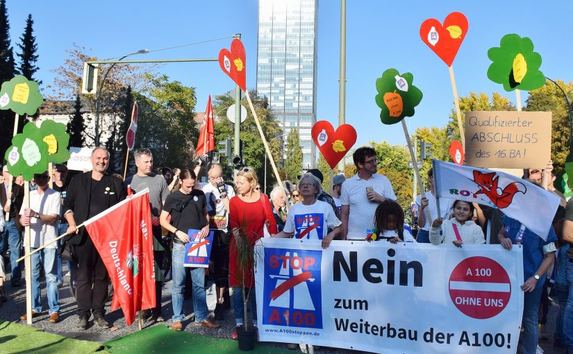 A100 stoppen! Protestaktion Blockade der Kreuzung am S-Bahnhof Treptower Park am 14.10.2018