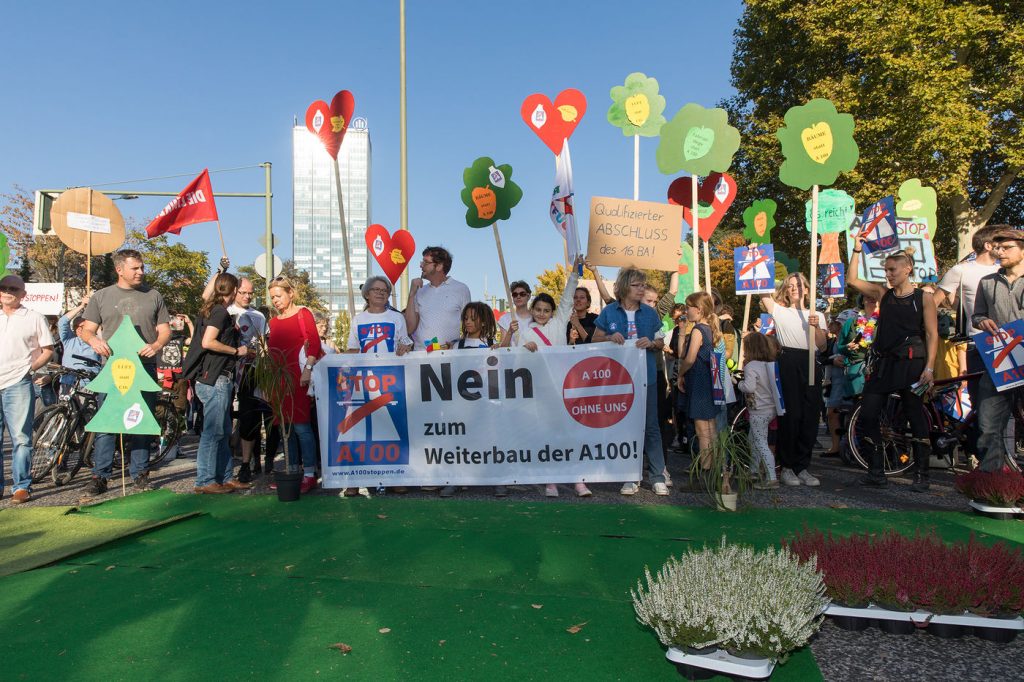 A100 stoppen! Protestaktion Blockade der Kreuzung am S-Bahnhof Treptower Park am 14.10.2018