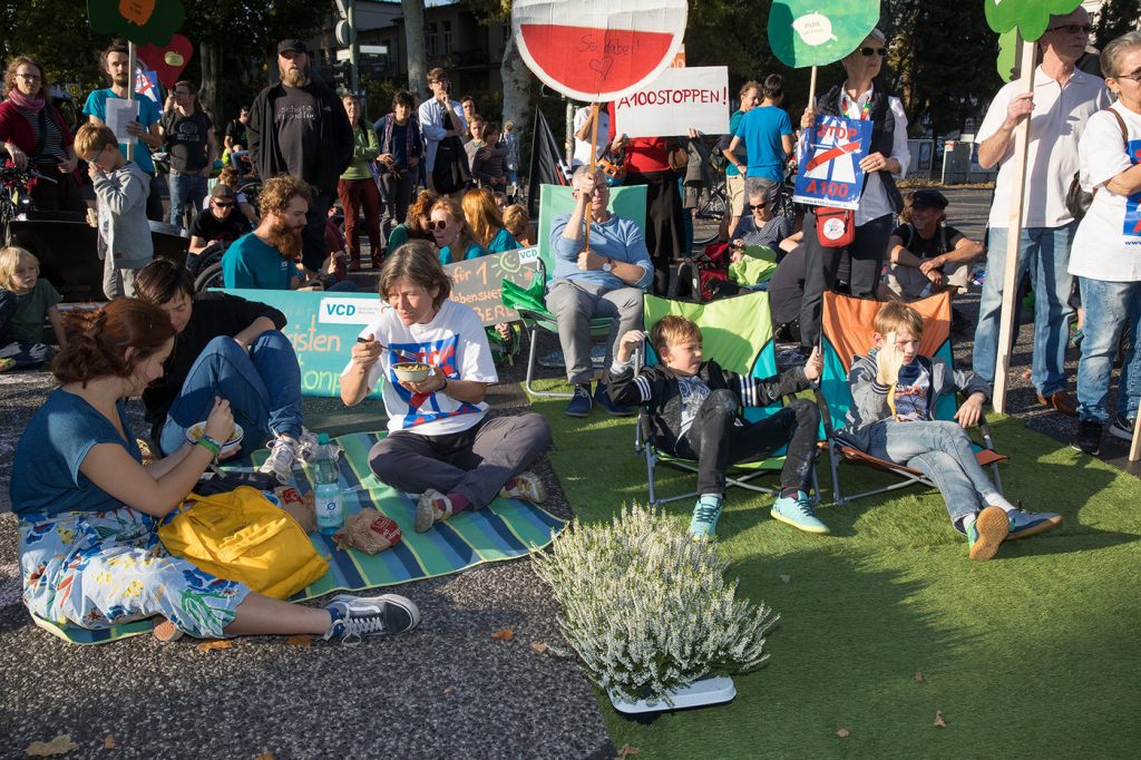 A100 stoppen! Protestaktion Blockade der Kreuzung am S-Bahnhof Treptower Park am 14.10.2018