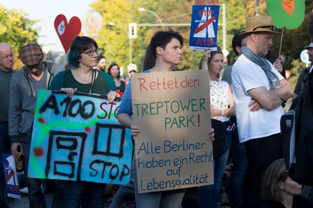 A100 stoppen! Protestaktion Blockade der Kreuzung am S-Bahnhof Treptower Park am 14.10.2018