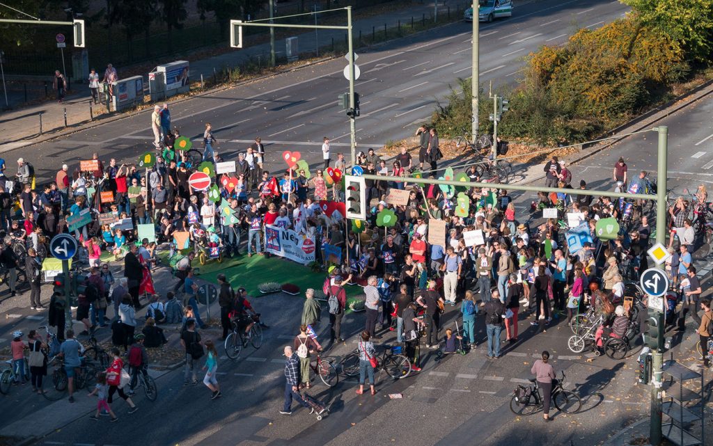 A100 stoppen! Protestaktion Blockade der Kreuzung am S-Bahnhof Treptower Park am 14.10.2018