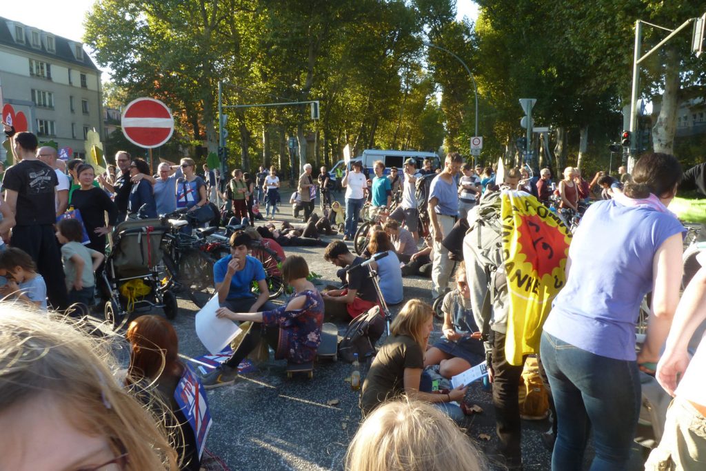 A100 stoppen! Protestaktion Blockade der Kreuzung am S-Bahnhof Treptower Park am 14.10.2018