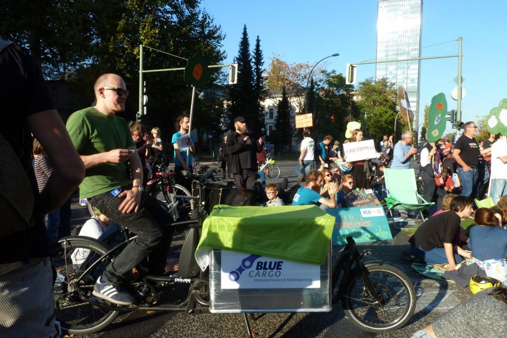 A100 stoppen! Protestaktion Blockade der Kreuzung am S-Bahnhof Treptower Park am 14.10.2018