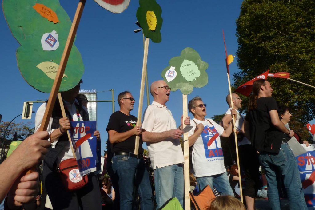 A100 stoppen! Protestaktion Blockade der Kreuzung am S-Bahnhof Treptower Park am 14.10.2018