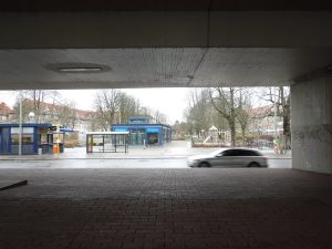 Breitenbachplatz mit dem Brückenbauwerk des Autobahnzubringers in Richtung A100 