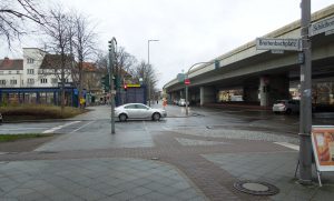 Breitenbachplatz mit dem Brückenbauwerk des Autobahnzubringers in Richtung A100 