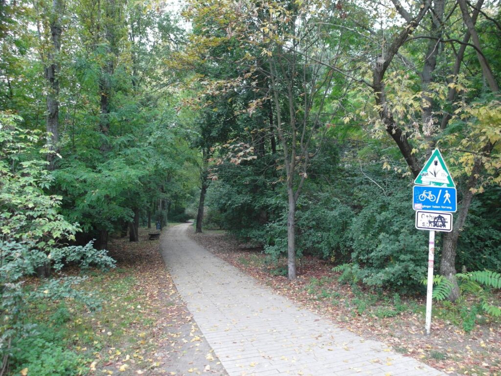 Die Grünanlage Wilhelm-Guddorf-Straße ist durch die geplante A100 nach Lichtenberg bedroht.