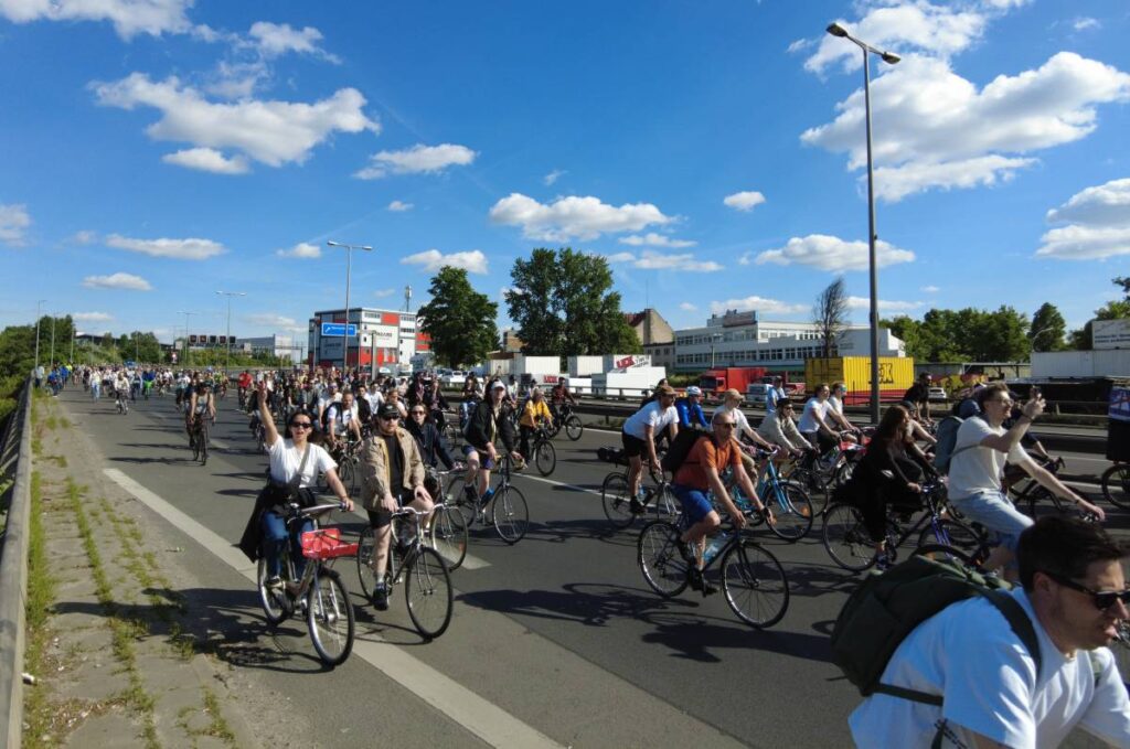 Fahrraddemo Drum & Bass On The Bike, Fahrt über die A100