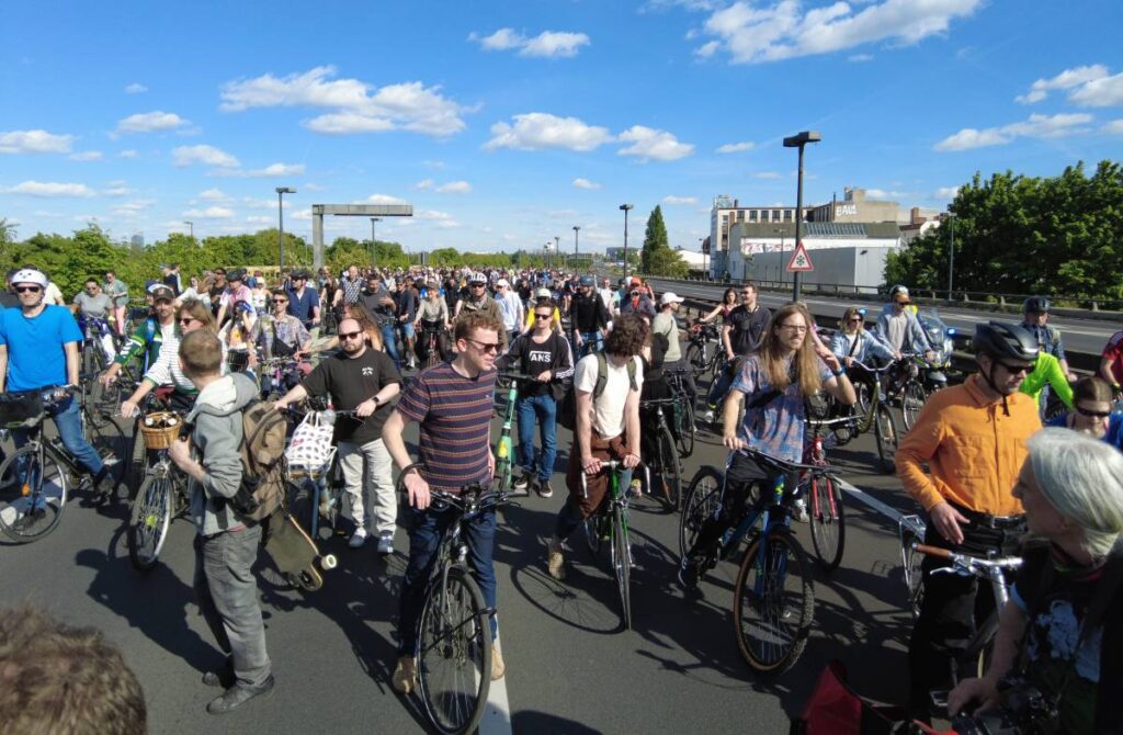 Drum & Bass On The Bike-Demo: Auch Fahrräder können auf der A100 im Stau stehen