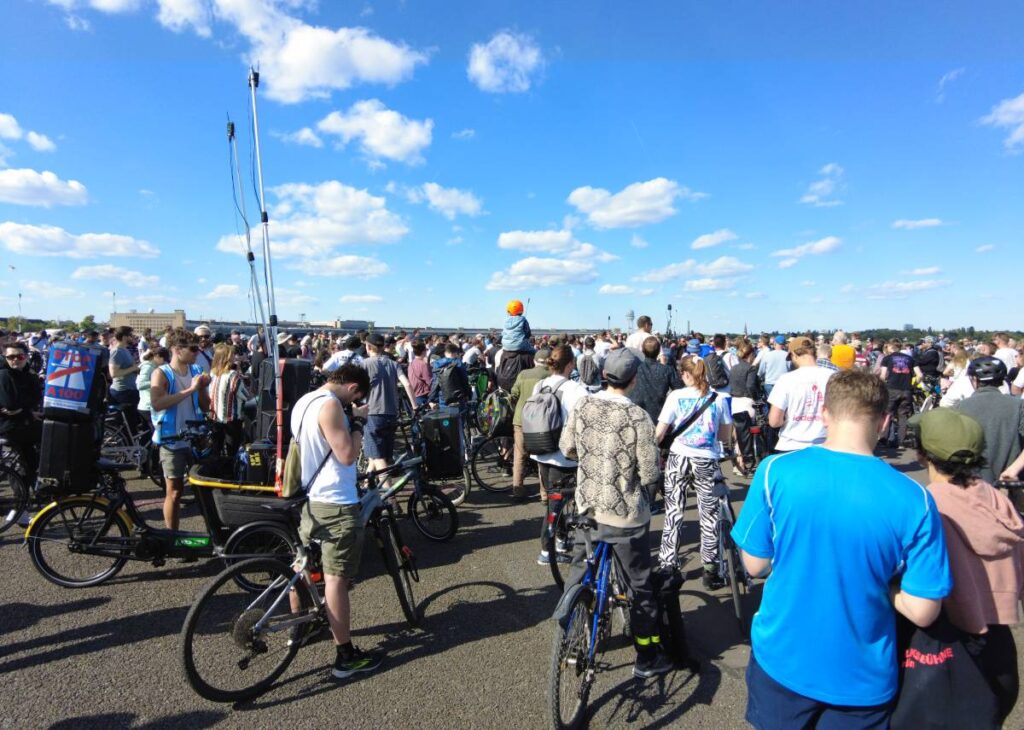 Drum & Bass On The Bike-Demo am 11.5.2025: Kundgebung auf dem Tempelhofer Feld