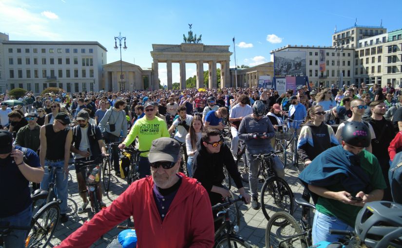 Drum & Bass On The Bike – Fahrraddemo gegen den Ausbau der A100, Start am Brandenburger Tor