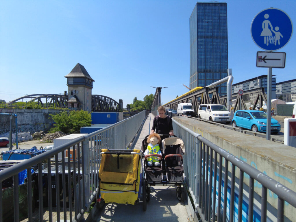Der Fußweg der Behelfsbrücke ist zu schmal für Kinderwagen und Rollstühle und soll wegen der hier geplanten A100 bis 2045 bestehen bleiben