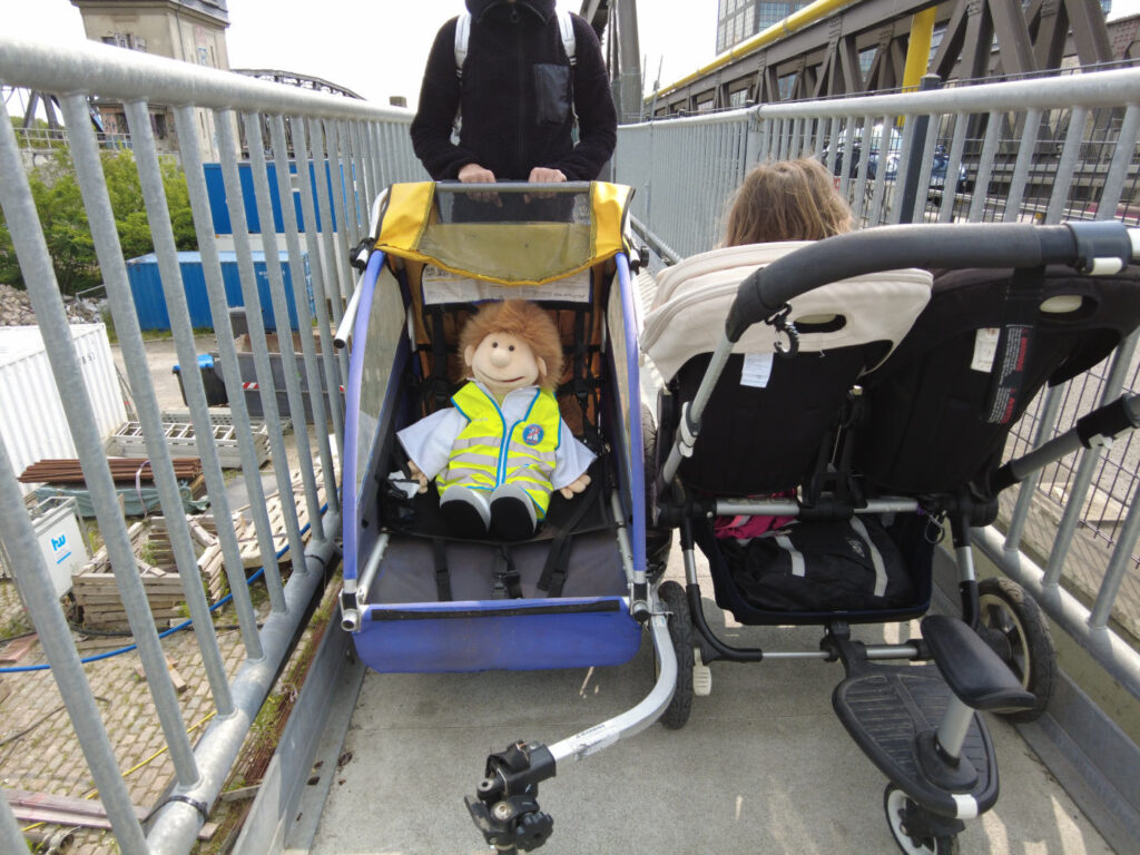 
Der Fußweg der Behelfsbrücke ist zu schmal für Kinderwagen und Rollstühle und soll bis 20245 bestehen bleiben