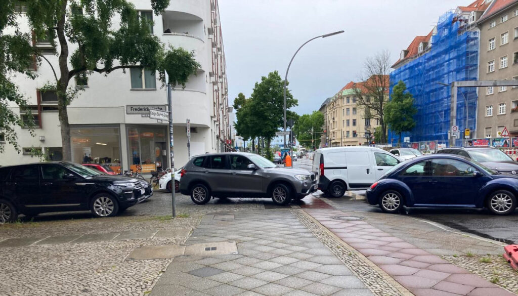 Starker Durchgangsverkehr  auf der Königin-Elisabeth-Straße (KES) und den umliegenden Straßen seit der Sperrung der A100