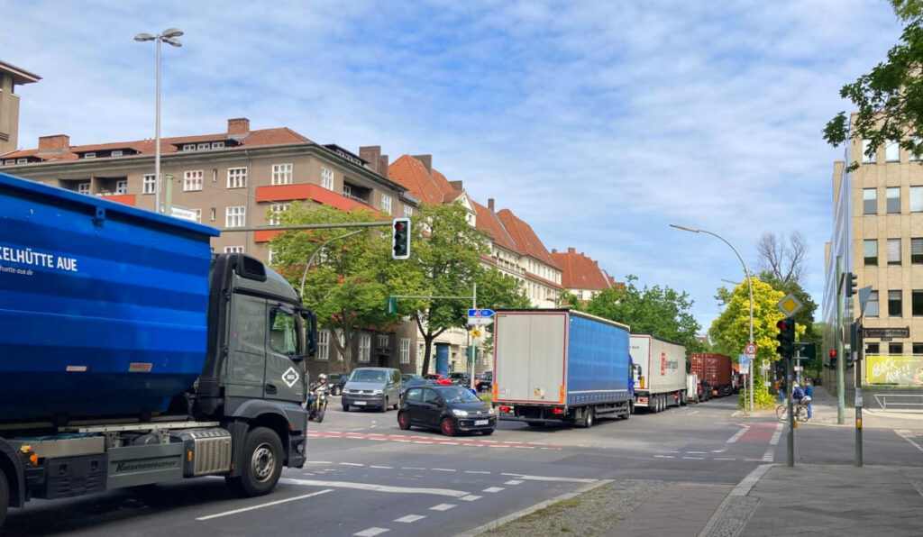 Hoher LKW-Verkehr auf der Königin-Elisabeth-Straße (KES) seit der Teilsperrung der A100