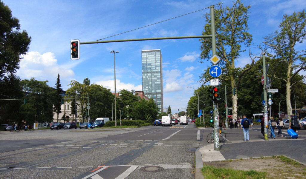Kreuzung Elsenstraße/ Puschkinallee - bald mehr Verkehr durch A100-Verlängerung