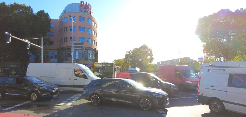 Videos vom Verkehrschaos in Berlin-Treptow: Wie die Stadtautobahn A100 Stau, Gefahr und Stillstand bringt