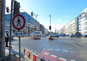 Sperrung der Fußgängerquerung an der Kreuzung Stralauer Allee / Alt-Stralau an der Elsenbrücke