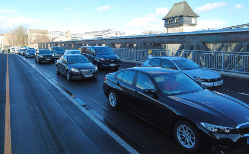 Umbau der Elsenbrücke: Stau trotz Verdoppelung der Autospuren – Umwege für Fußgänger