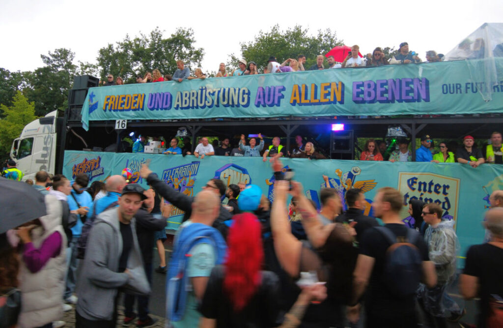 Forderung nach Frieden und Abrüstung bei der Rave The Planet Loveparade